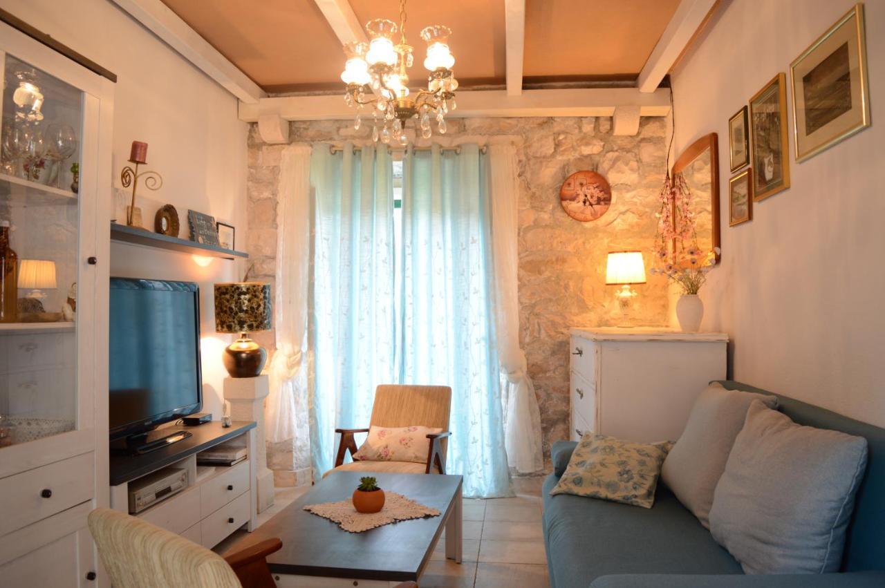 Visilo Stone House Villa Pucisca Exterior photo